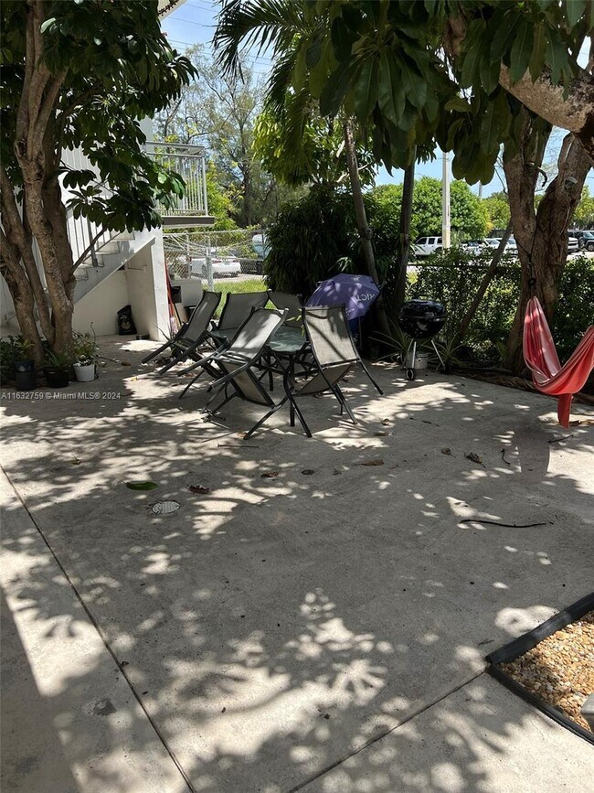 Foto del edificio - 8531 Harding Ave