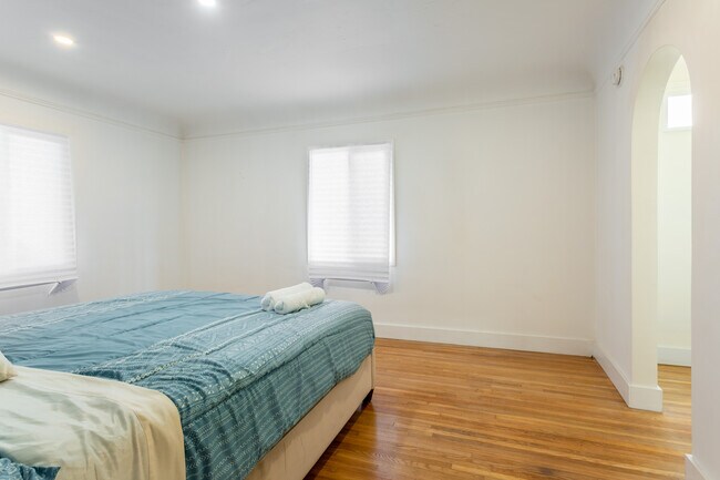 Building Photo - 450 S Roxbury Dr