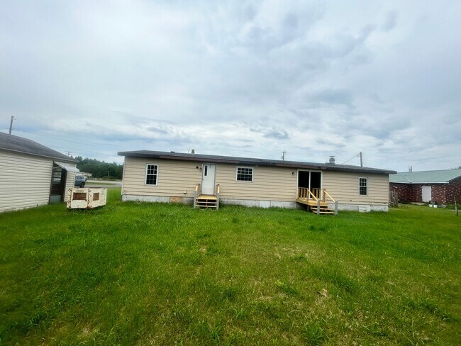 Building Photo - Welcome Home to this 3 Bedroom / 2 Bath Ho...