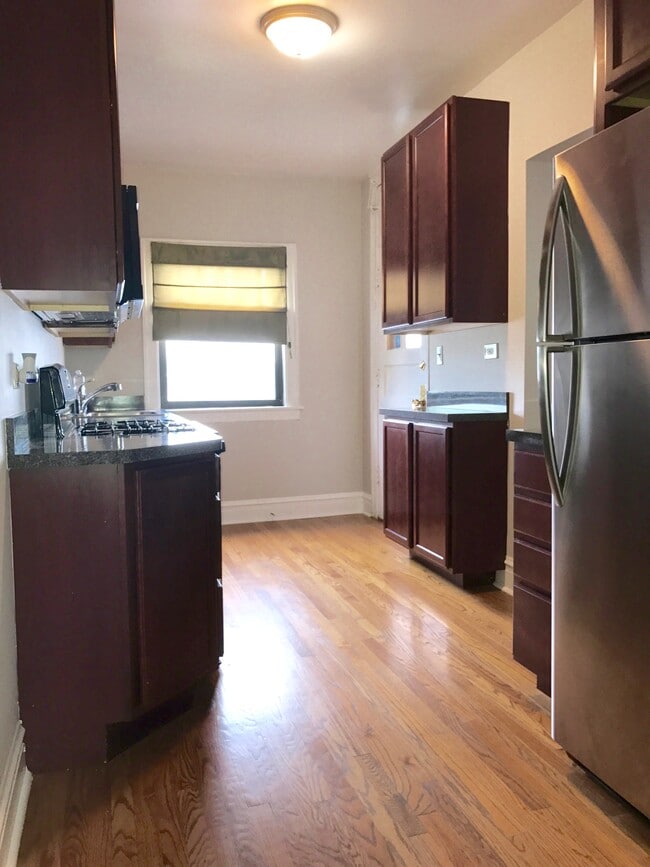 Building Photo - 904 S Elmwood Ave