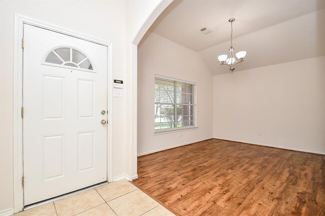 Foto del edificio - 5106 Juniper Walk Ln