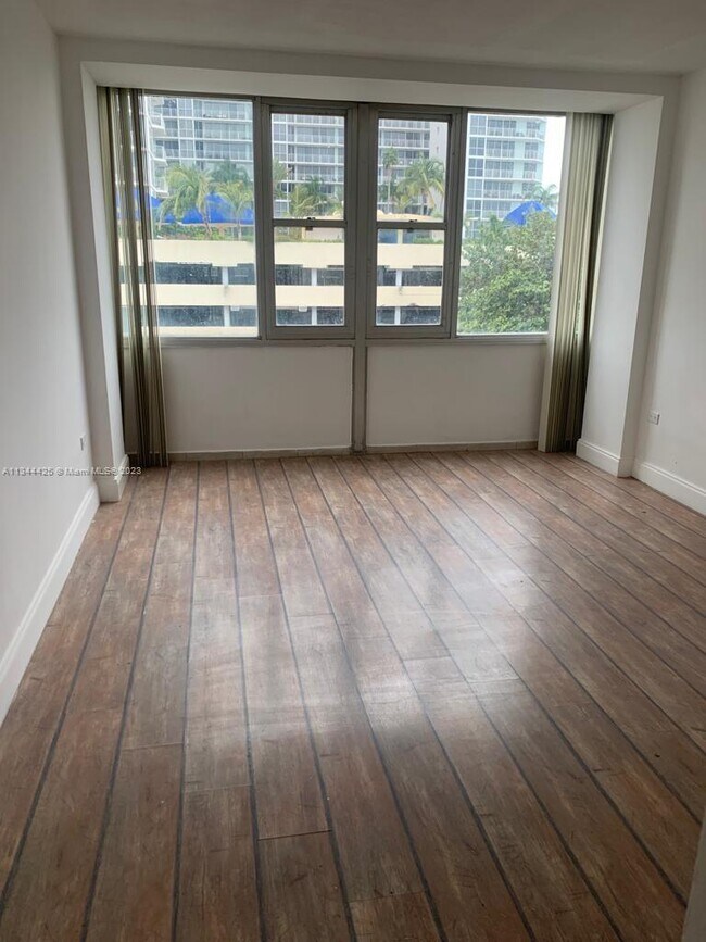 Foto del edificio - 7545 E Treasure Dr