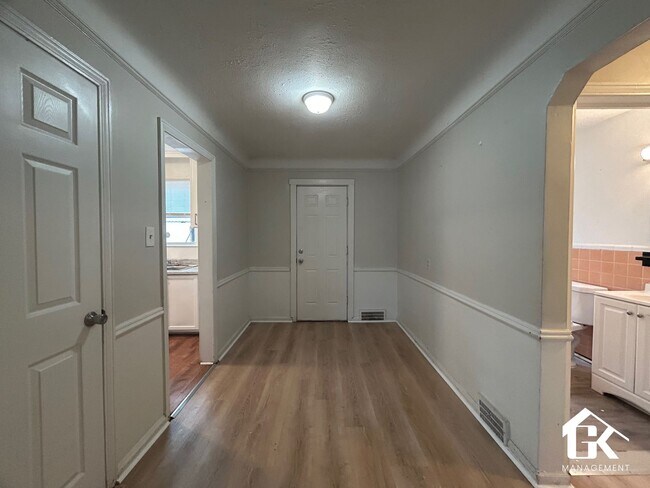 Foto del edificio - 5915 Farmbrook St