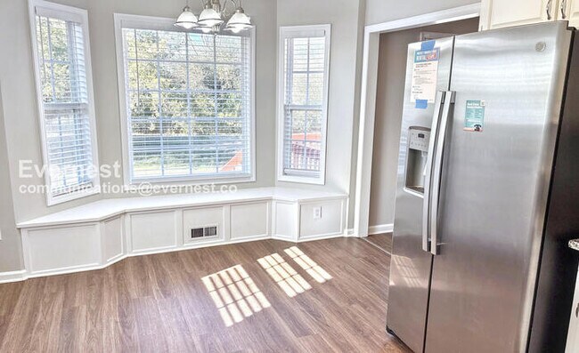 Foto del edificio - 450 Loveless Rd