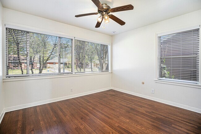 Foto del edificio - 6325 Rowan Ln