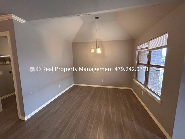 Foto del edificio - MOVE IN SPECIAL - HALF OFF MOVE IN RENT! B...