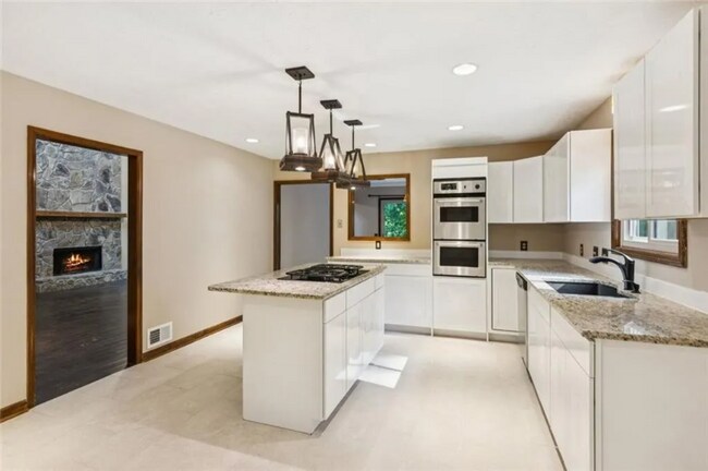 Building Photo - 1616 Maple Ridge Dr