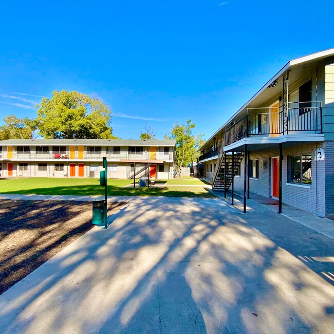 Building Photo - Spacious 2 Bedroom / 1 Bathroom Apartment ...