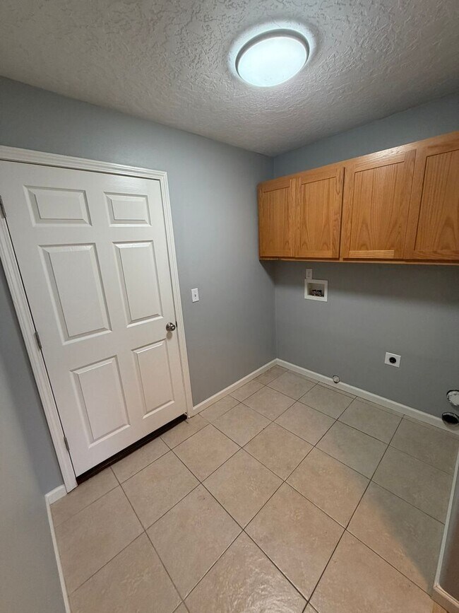 Foto del edificio - Large 2 Bedroom with Fenced Yard!