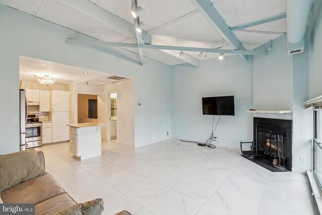 Building Photo - 3 N Christopher Columbus Blvd