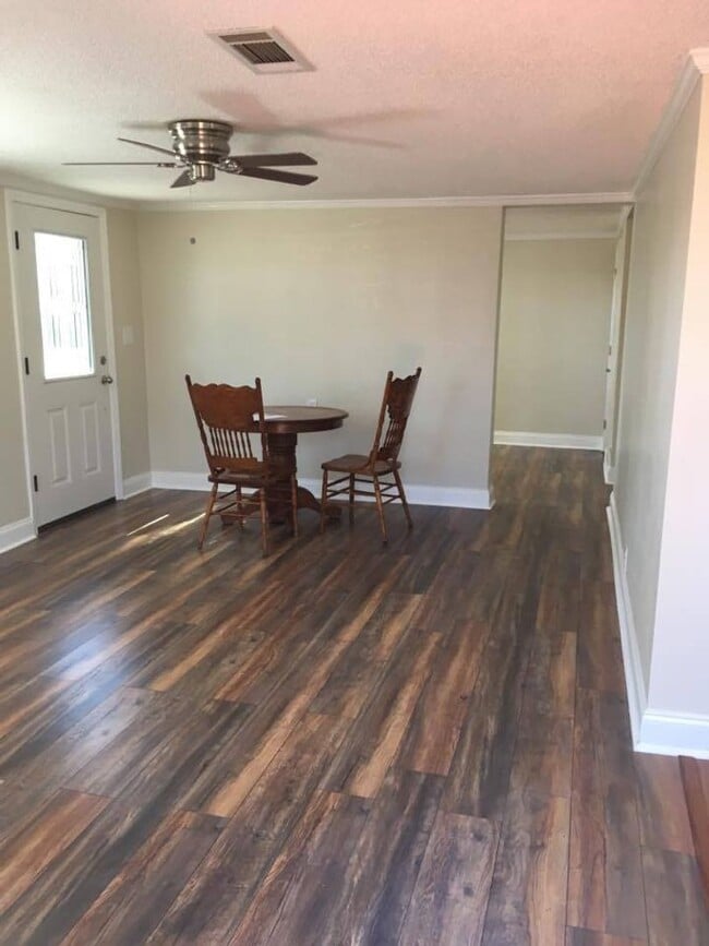 Foto del edificio - Fully Renovated Cottage with Lake Views in Gainesville