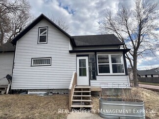 Building Photo - Cozy 4 Bed 2 Bath Home Minutes from Downto...