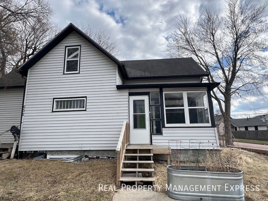Primary Photo - 632 N Wayland Ave