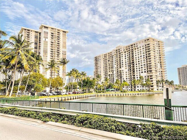 Foto del edificio - 18151 NE 31st Ct