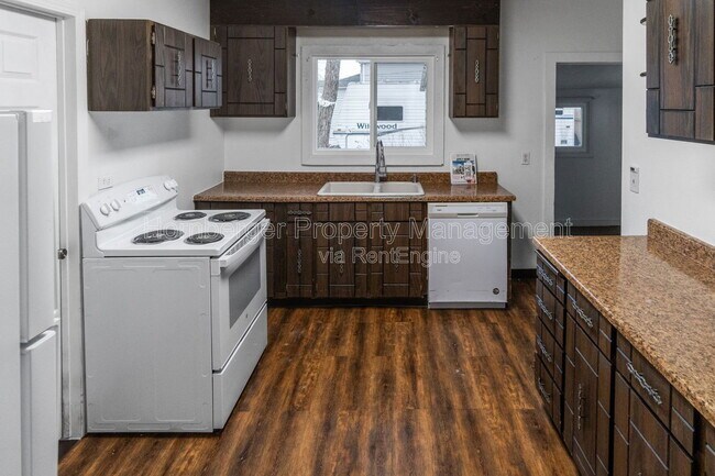 Building Photo - 2911 E Rowan Ave