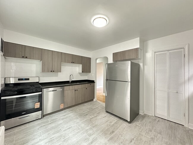 Building Photo - 6715 N California Ave