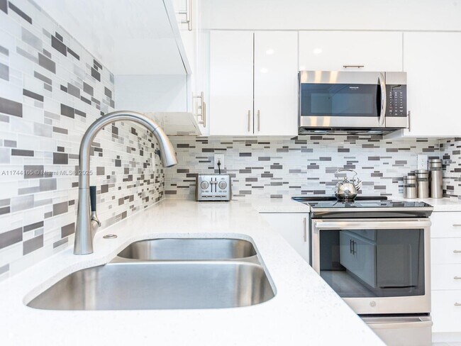 Building Photo - 2501 S Ocean Dr