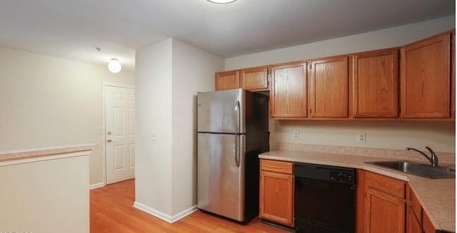 Building Photo - 250 Potomac Dr