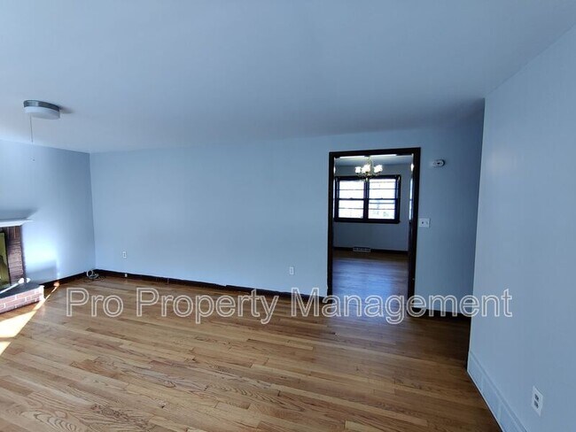 Building Photo - 2057 Hartford Tpke