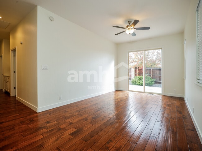 Building Photo - 6750 Diamond Glen Dr