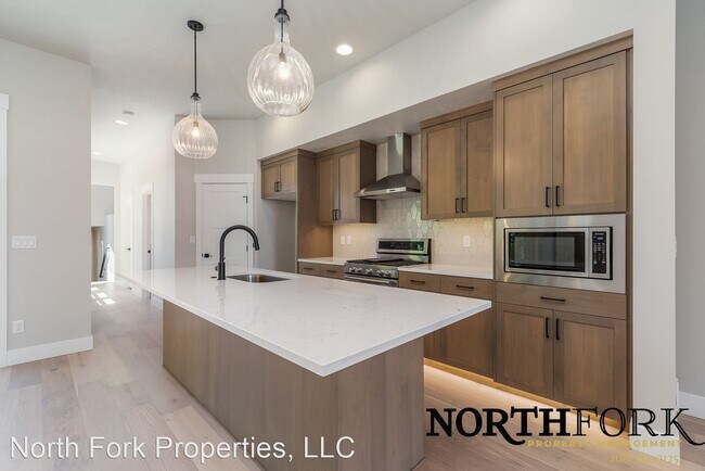 Building Photo - 3 br, 2.5 bath House - 2121 34th St