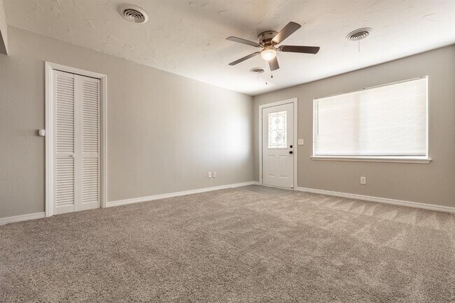 Building Photo - 1517 Hampton Dr