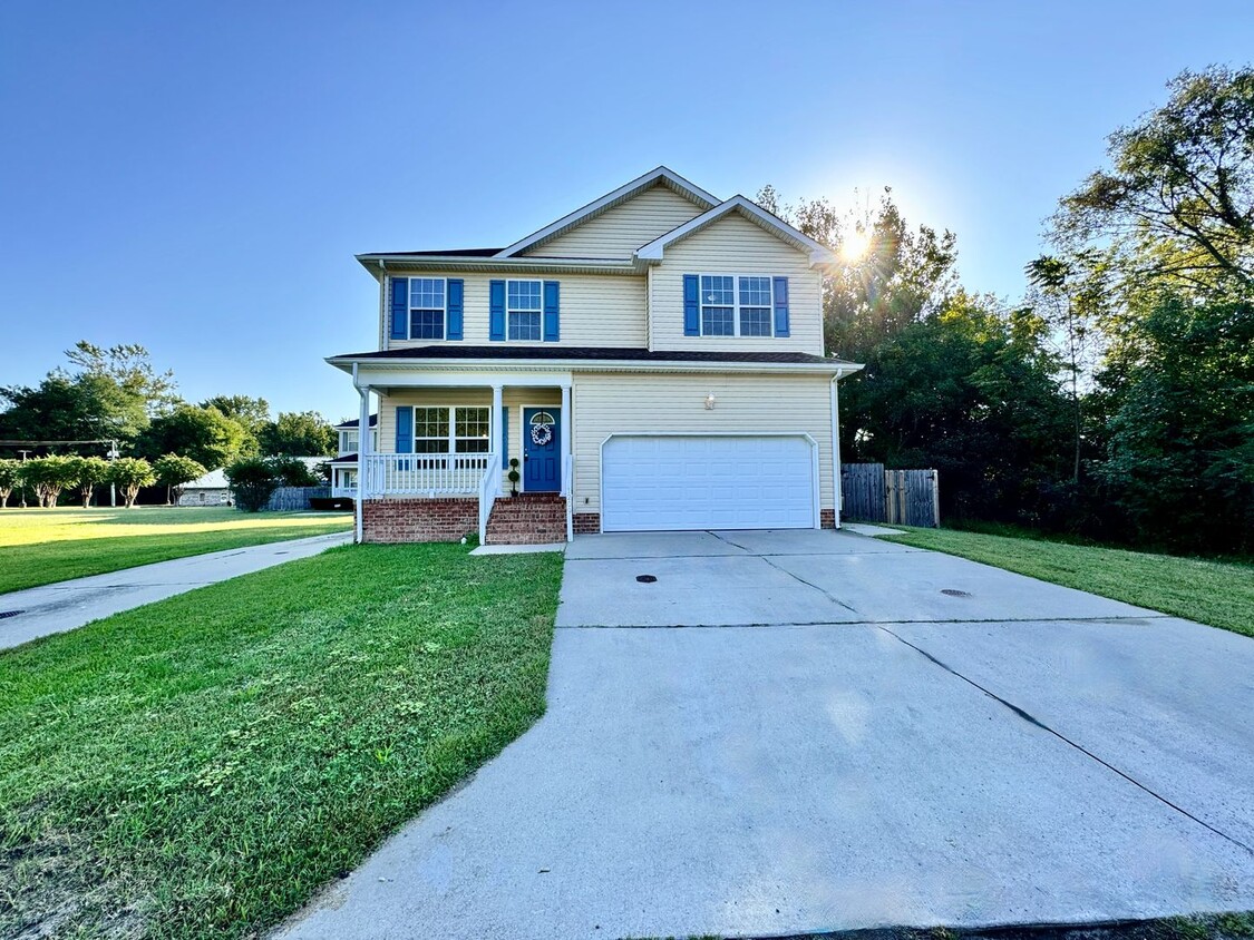 Foto principal - READY NOW!! Spacious 4-Bedroom Home w/Fenc...