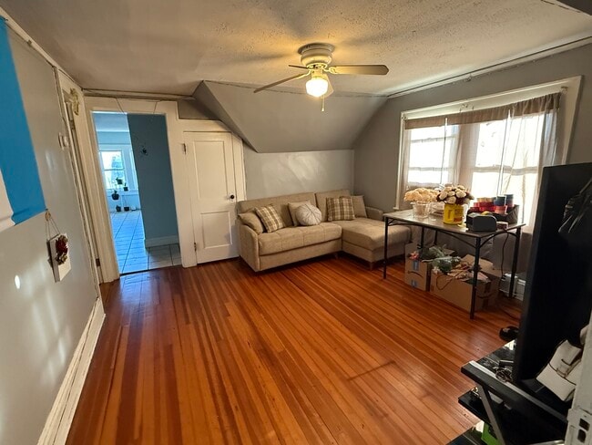 Foto del edificio - 87 Manhattan Ave