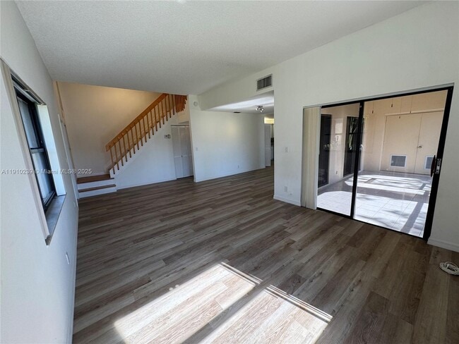 Building Photo - 573 Racquet Club Rd