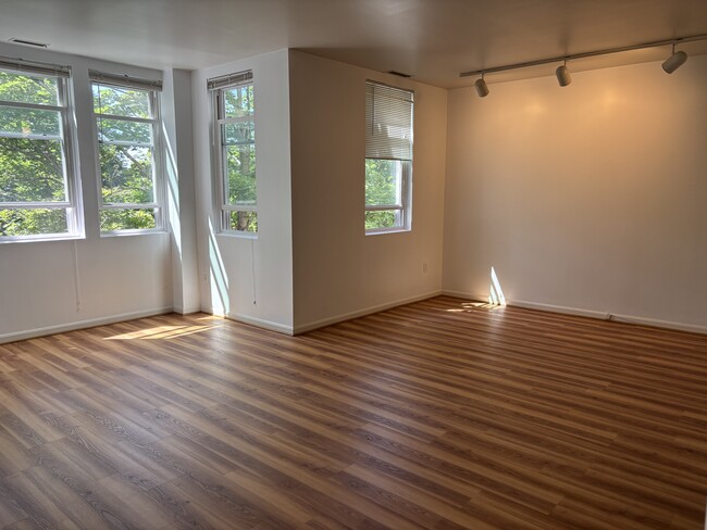 Building Photo - 218 Thorndike St