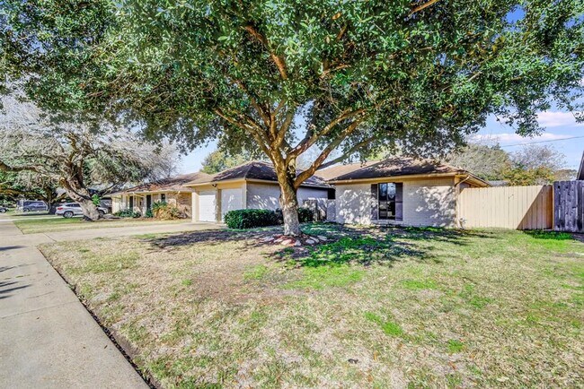 Foto del edificio - 8227 Gulfwood Ln
