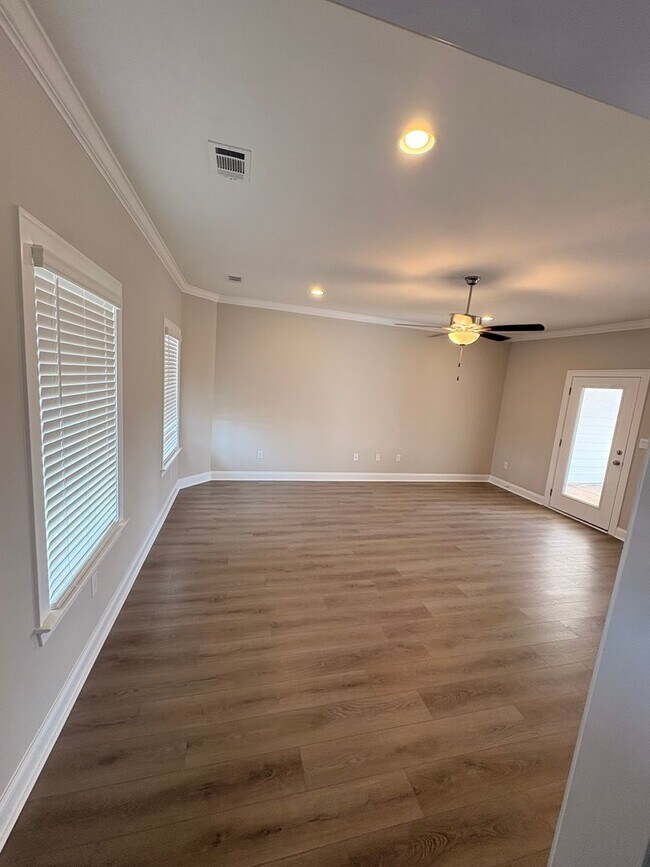 Building Photo - 102 Alva Ct