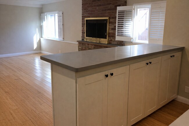 Sala de estar con luz natural brillante. - 1111 North Rd