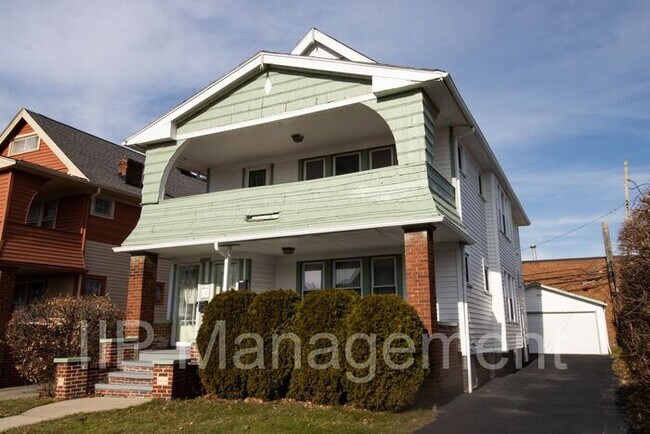 Foto del edificio - Shaker Heights Charm! 2BR 1BA Up Unit with...