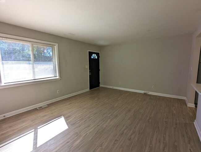 Building Photo - 3906 Lexington Dr