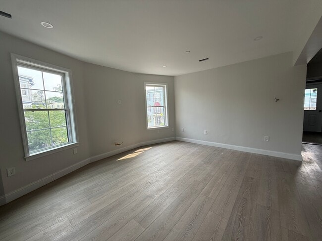 Living room - 131 Boston St