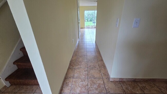 Building Photo - 271 Hart Ln