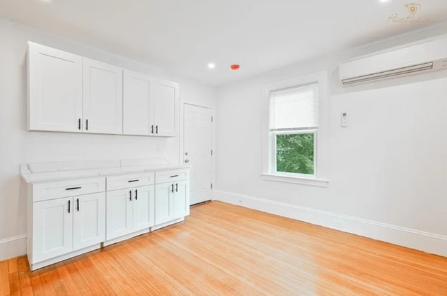 Building Photo - 122 Elmgrove Ave