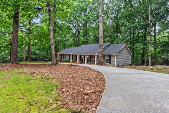 Building Photo - Prime Time Normal Town Living Home!