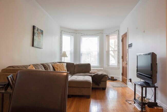 Living Room - 3632 N Bosworth Ave
