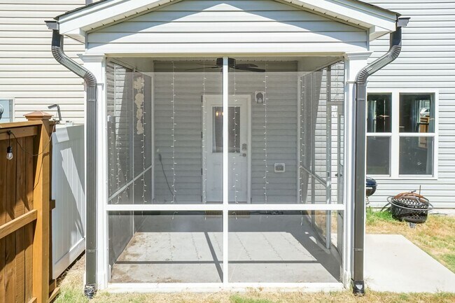 Foto del edificio - Gorgeous End Unit Townhome!
