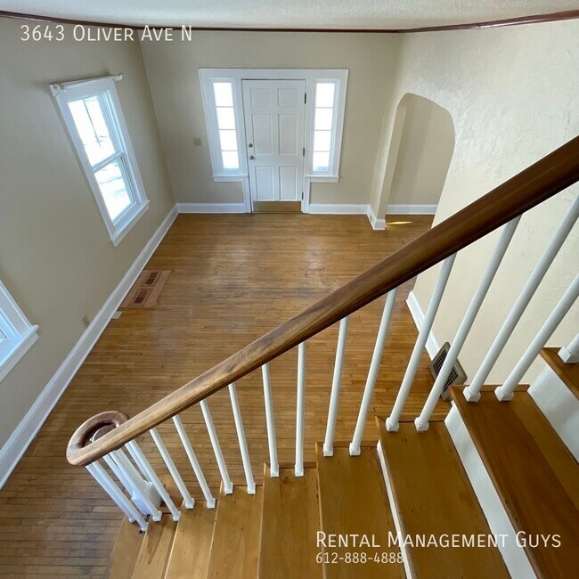 Building Photo - Well Cared for 2 Bedroom Home! Hardwood Fl...