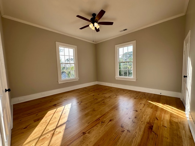 Building Photo - 983 Maple St