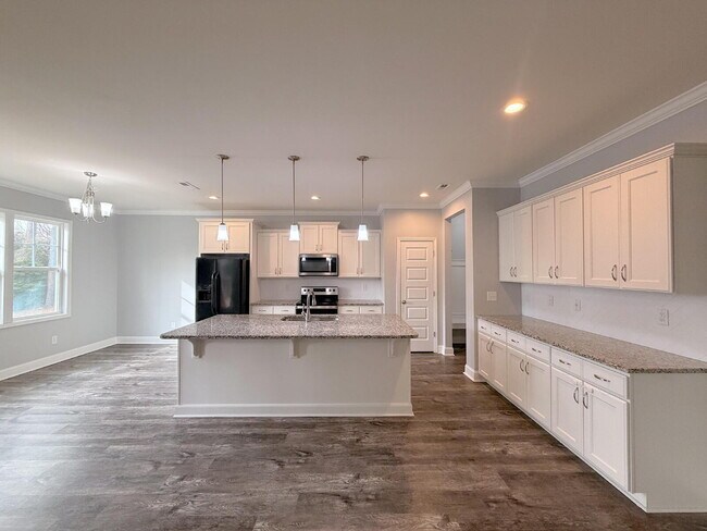 Foto del edificio - Spacious 3 Bedroom Home on 1 Acre Lot!