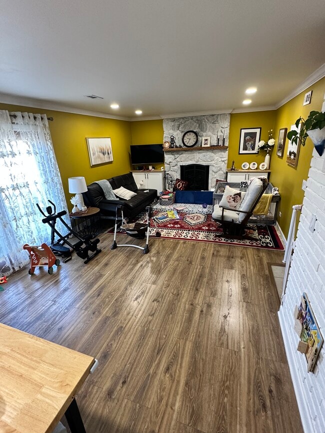 Building Photo - 106 S Elroy Ave