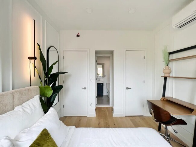 Foto del edificio - Furnished room/NOT APARTMENT