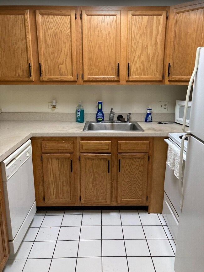 Foto del edificio - 1811 Four Lakes Ave