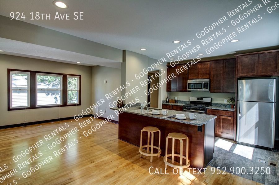 Primary Photo - Fully Renovated 5 Bedroom House Close to U...