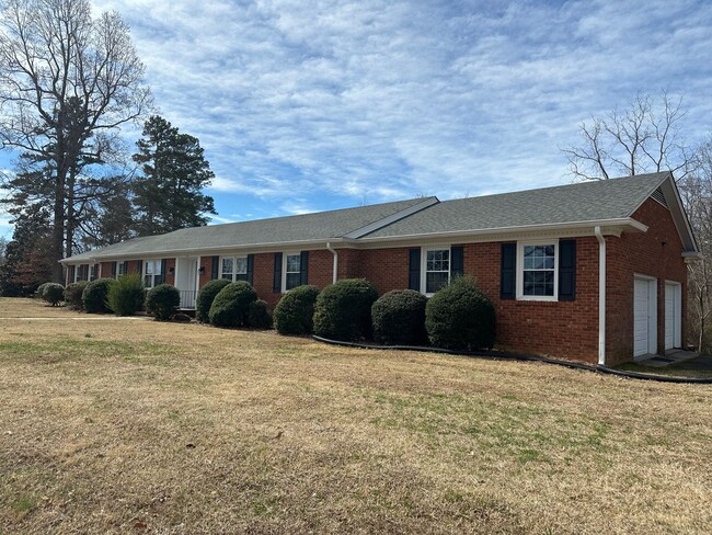 Building Photo - 4BR 2.5 Brick Ranch on a One Acre Lot