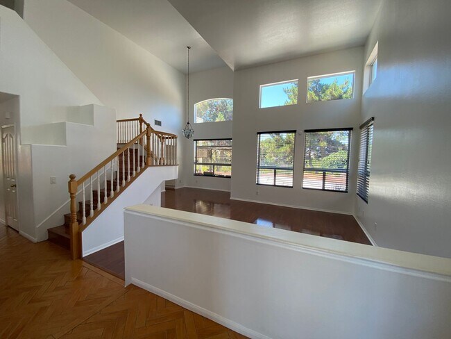 Building Photo - Spectacular 4 bd. 3 bath home in prime Dis...
